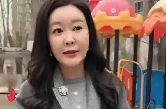 王小骞一家三口西班牙度假，11岁矮小症女儿长高不少，打扮显老气