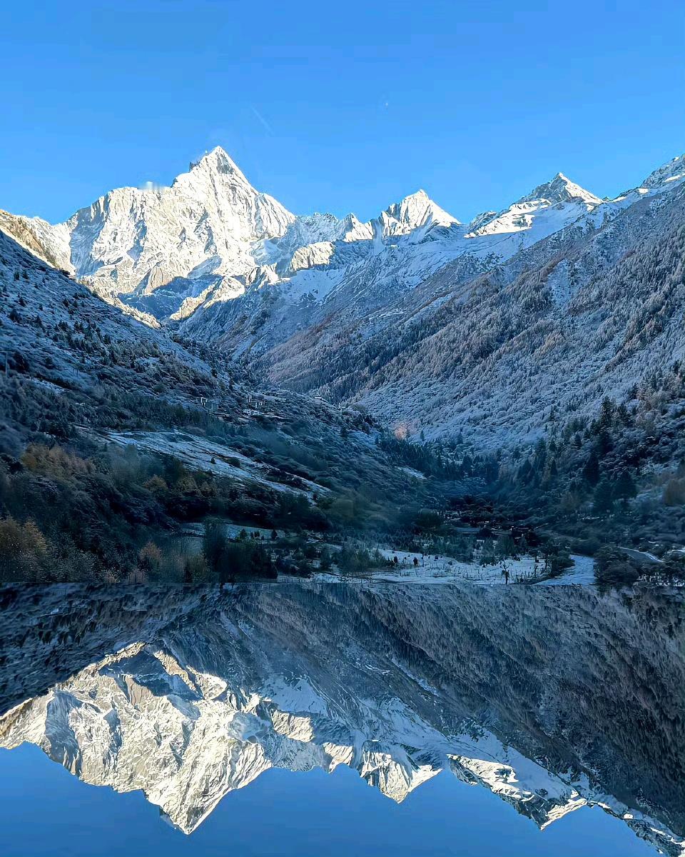 雪山倒影如镜，静谧自然之美耀眼的雪山风景晨光中的雪山晨曦中的雪山美景倒影