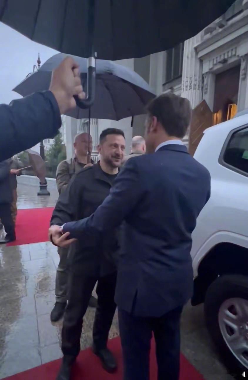 马克龙与泽连斯基的“雨中20秒”又抱又亲把人看愣了！​​​
