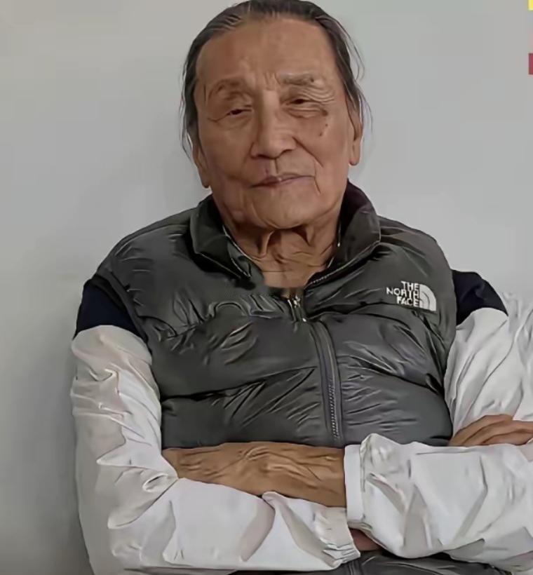 难怪谢贤晚年一直戴墨镜，原因很简单，不是为了装酷，也不是为了耍帅，而是习惯了不让