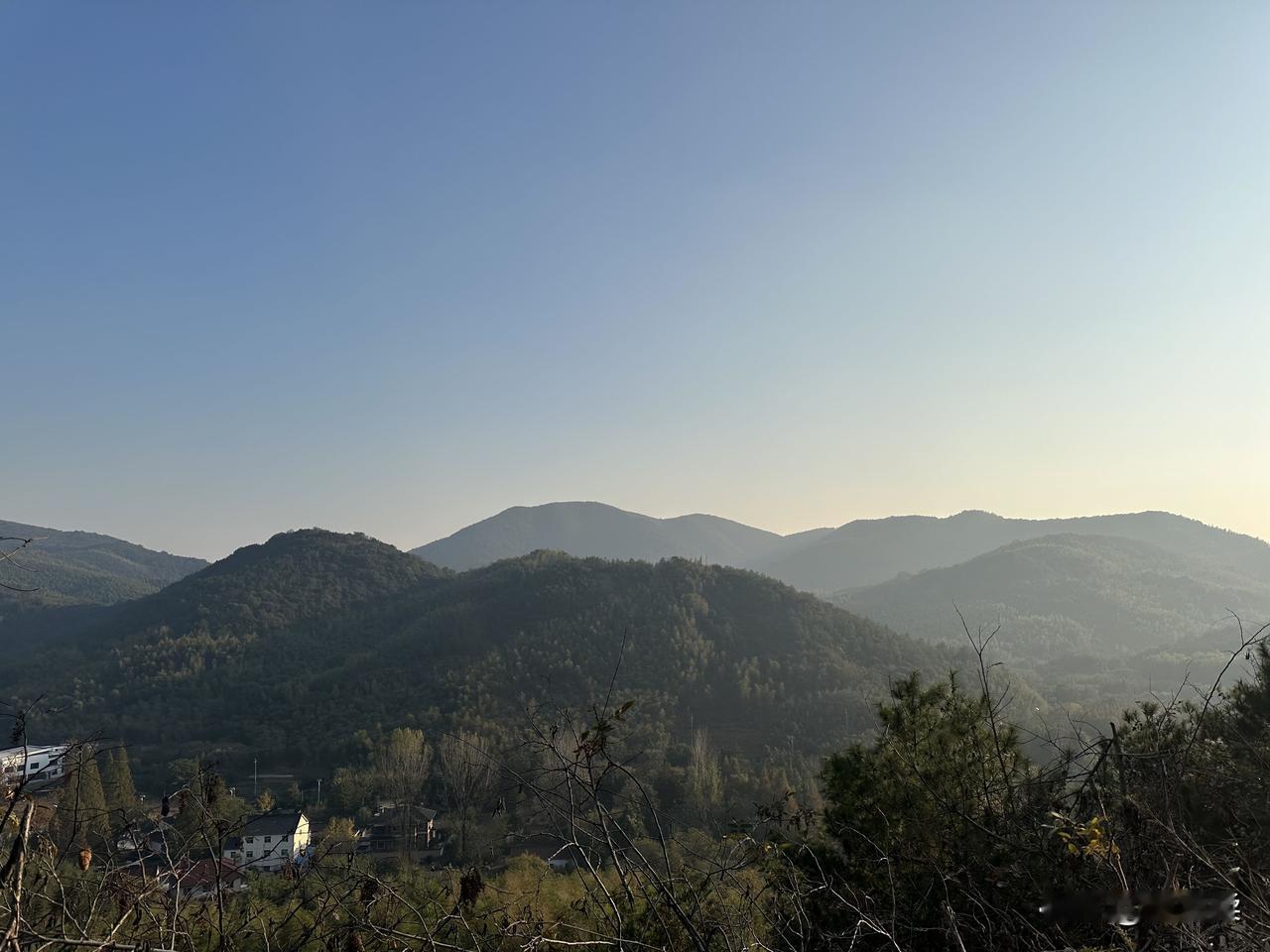 爬山，是一项不错的运动爬山美景爬山☁️阳光正好，正适合登山观景又到周末，