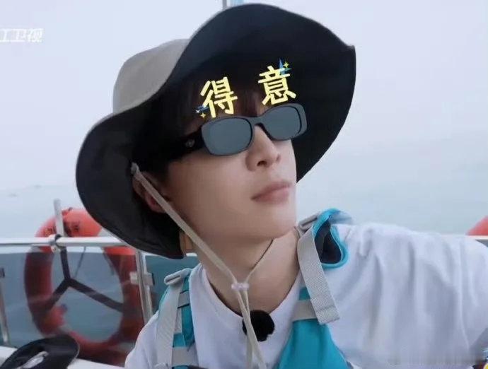 范丞丞单膝下跪给沈羽洁拍照范丞丞给沈羽洁拍照奔跑吧录制现场来袭，范丞丞贴心单膝跪