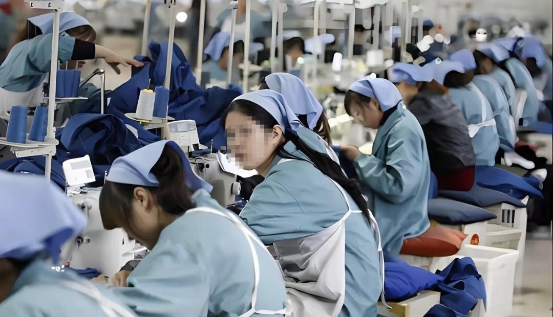 今天在小区看见保洁阿姨，头发全白，腰有点弯，正擦电梯扶手。她今年正好70岁，工资