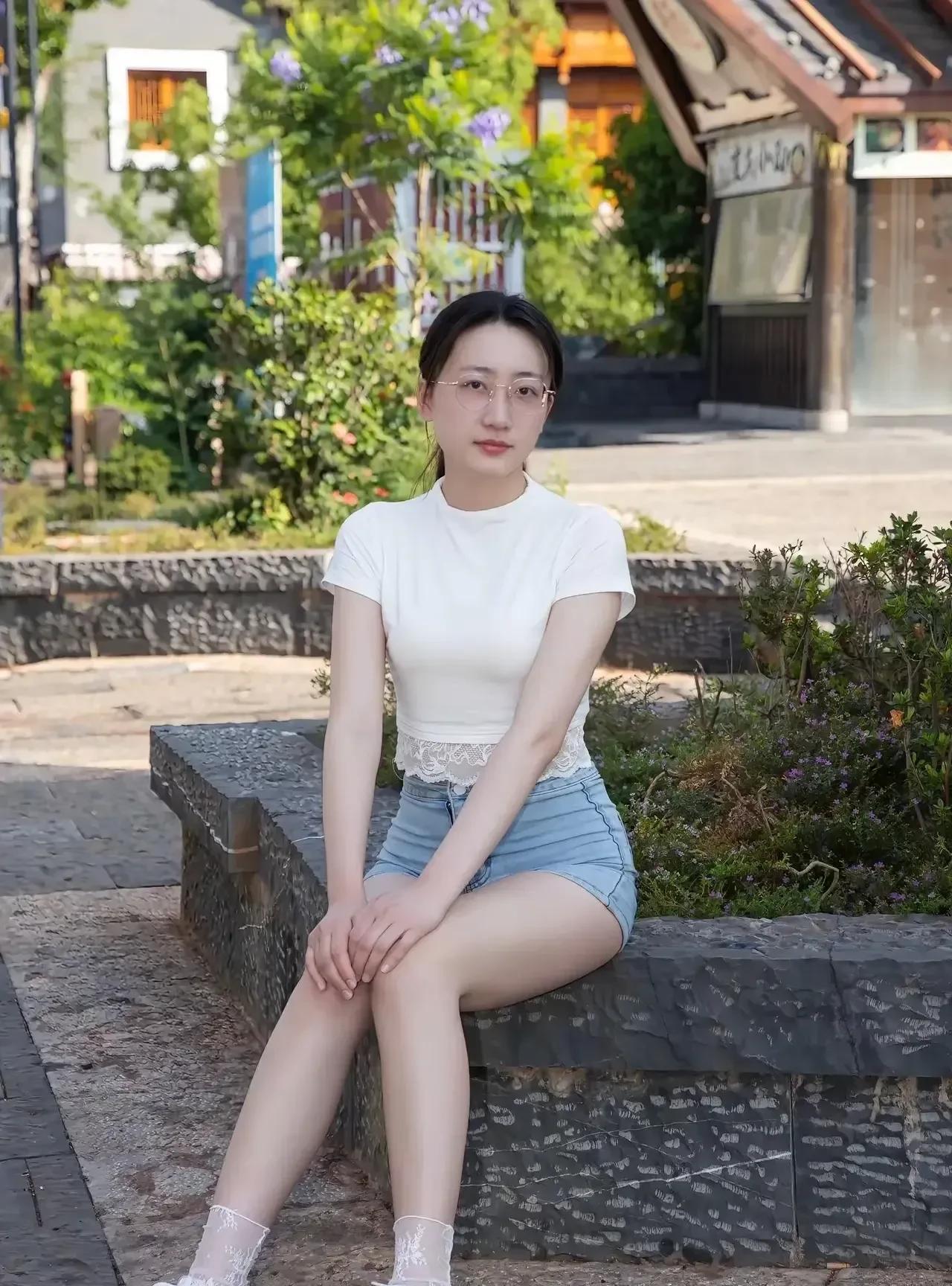 这个女孩很多人喜欢容貌也一般吧还没我俊呢[害羞][害羞]