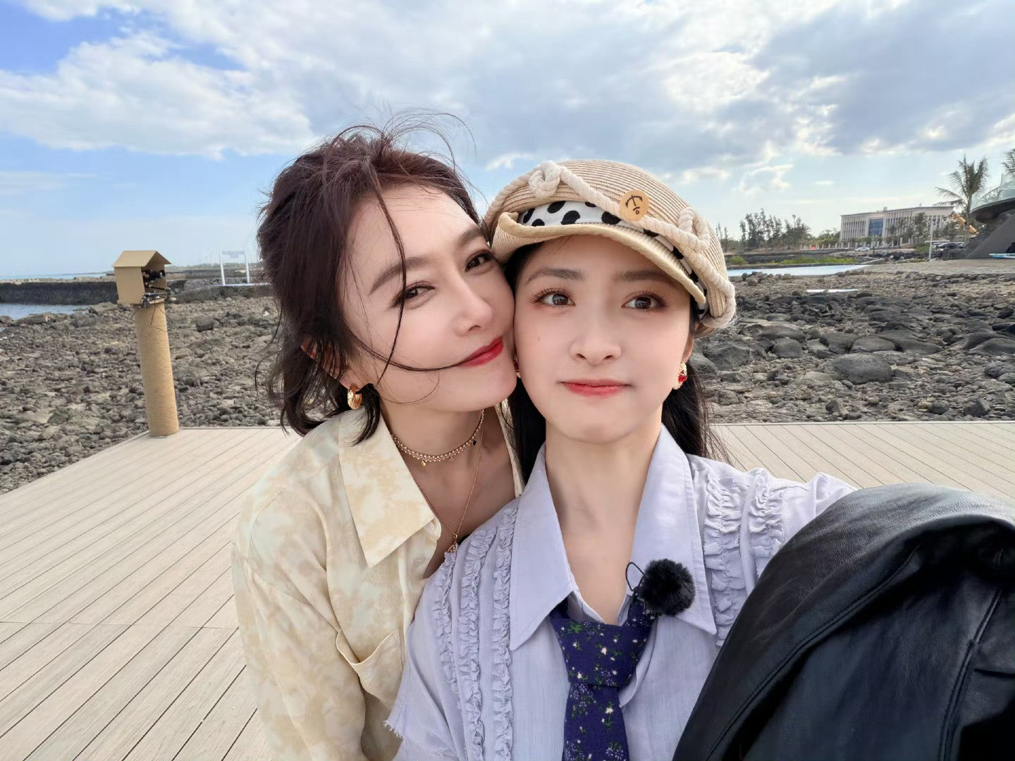 沈月抱着必给大家出图的决心秦岚沈月贴脸合照好看！