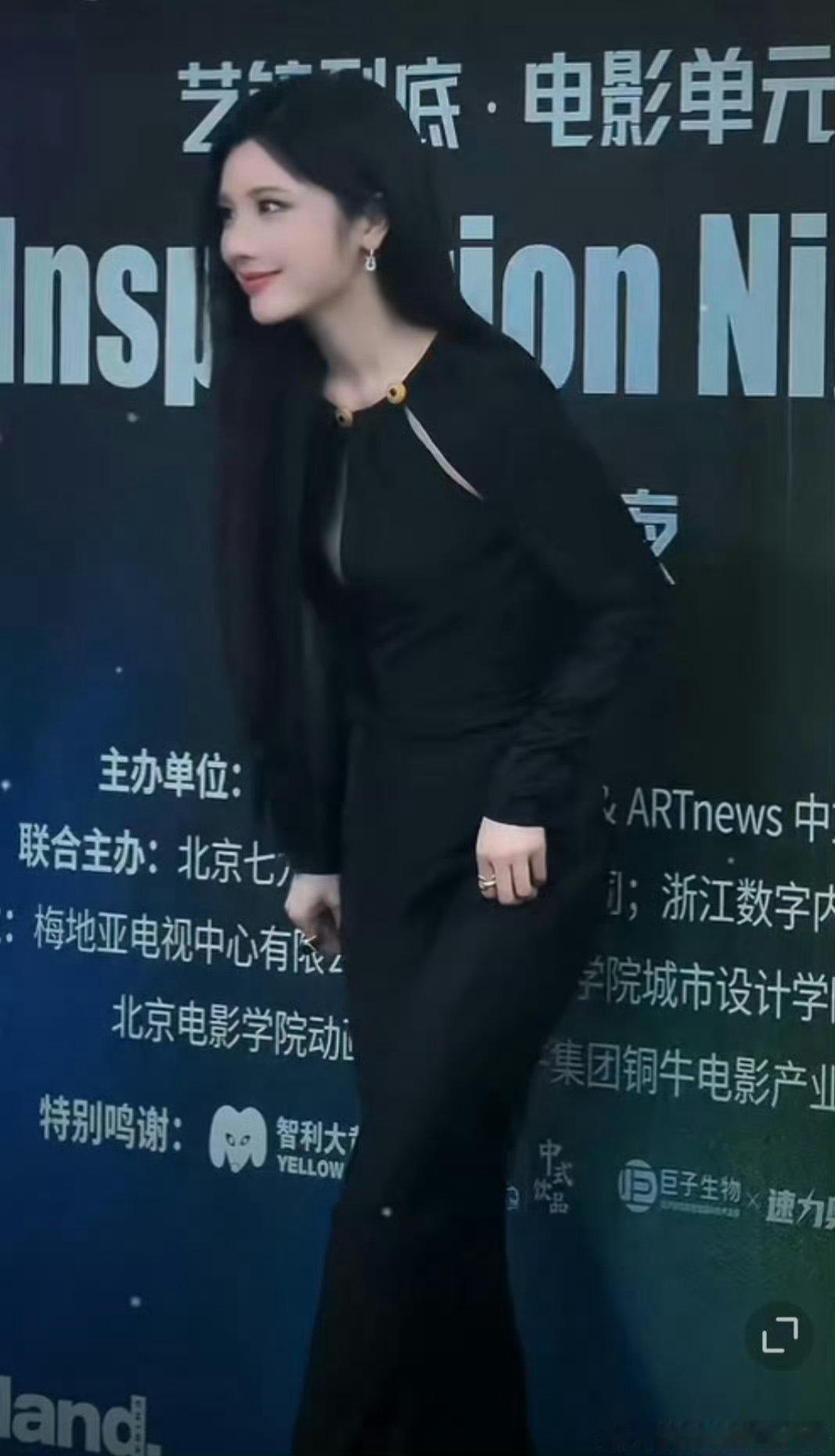 戴燕妮媚我只需这一眼谁能拒绝戴燕妮的魅力！露背长裙勾勒极致曲线，甜笑中带着飒气