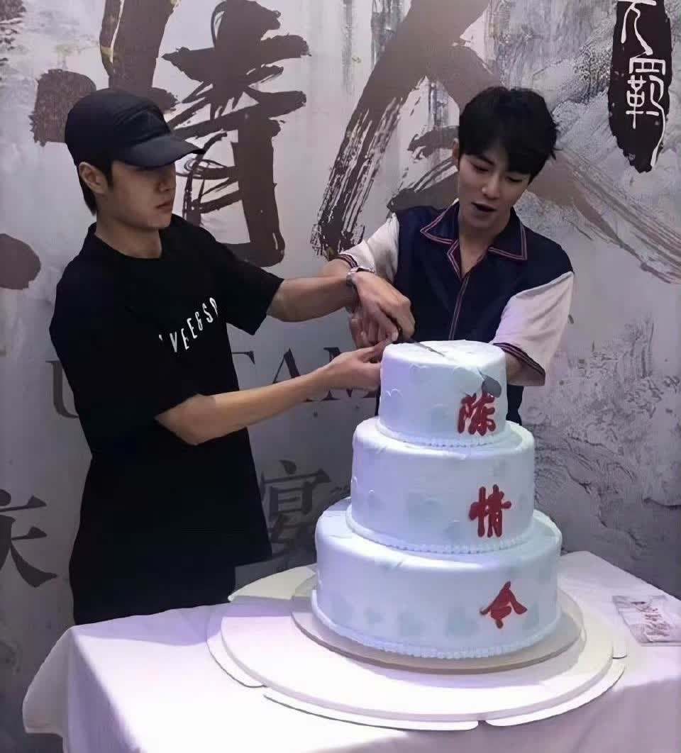 肖战比陈情令时期多了什么？多了松弛感。以前真的有点拘谨，眼神都不怎么看镜头。
