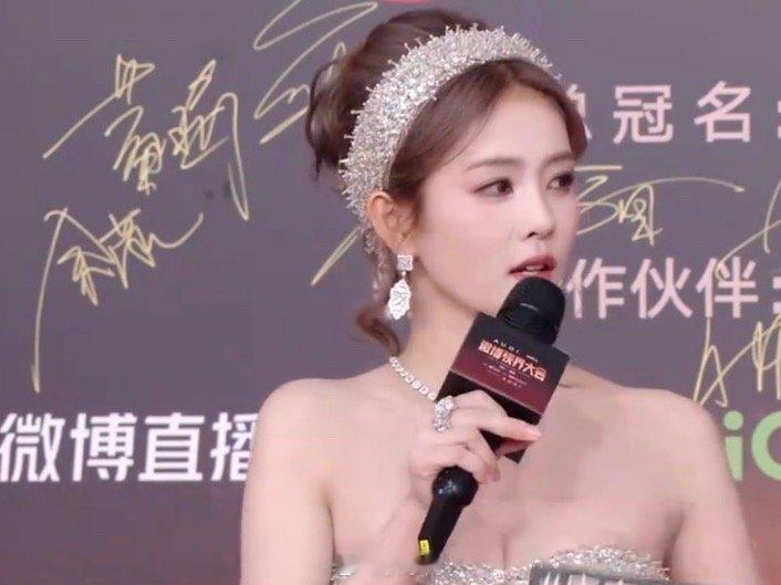 白鹿明天为唐宫奇案补配音不愧是努力又敬业的白鹿啊，在今日份的《微博视界大会》红