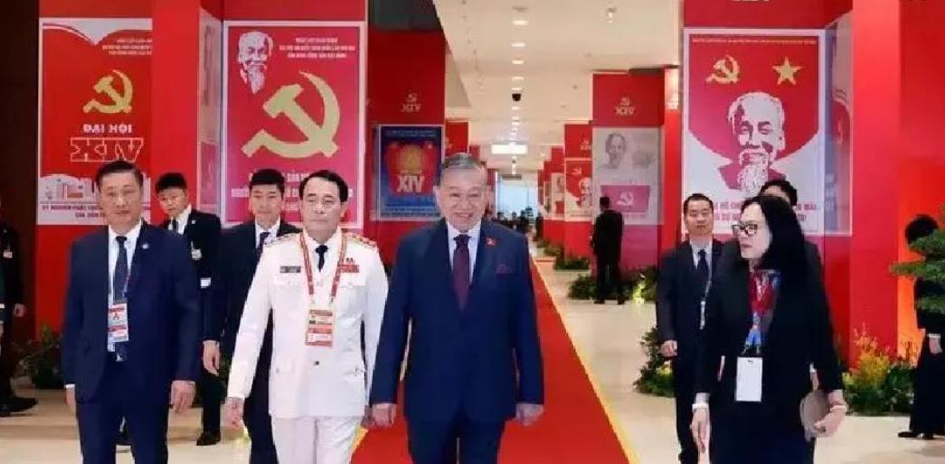 越南这几天开会，范明政那张脸黑得都能拧出水了。镜头扫过他，就没见个笑模样。为