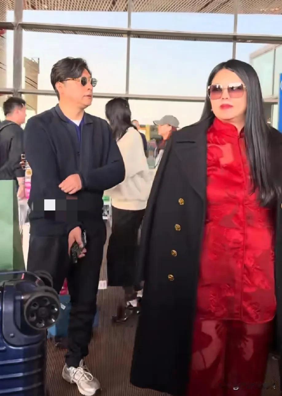 李湘和王岳伦在英国给女儿过完生日一起回国了。看他们在机场一直在说话交流，关系很友