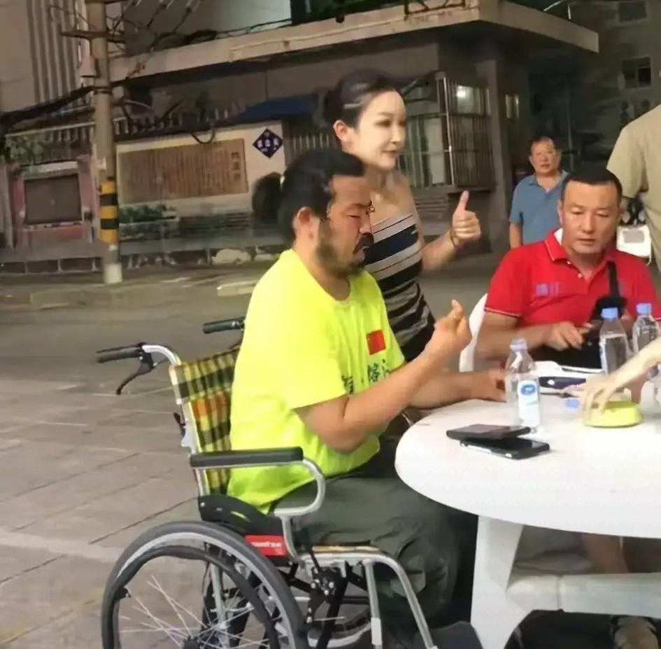 原以为胡雷就是个纯粹的拾荒者，一个四肢不健全的残疾人，没想过他还有合作团队，他还
