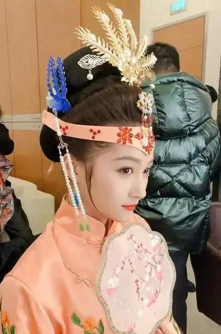 #原来关晓彤才是林黛玉最初人选#她自带的人设感真不是吹的，一亮相就稳稳立住了。