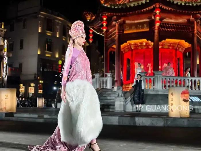 广东汕头，从过年到现在，热闹轮番上演。各村英歌舞、营老爷的大闹热还没做完，小公园