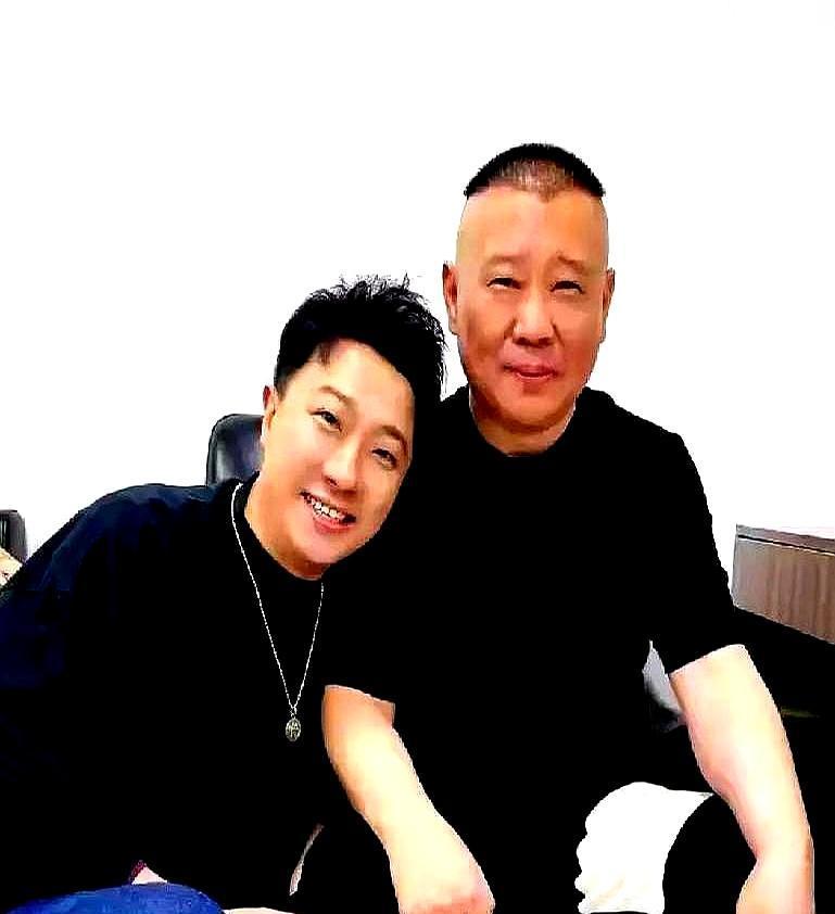 德云社演员一年演142场，累到吐血？郭德纲一句话撕开真相：票卖不动，亲儿子也得