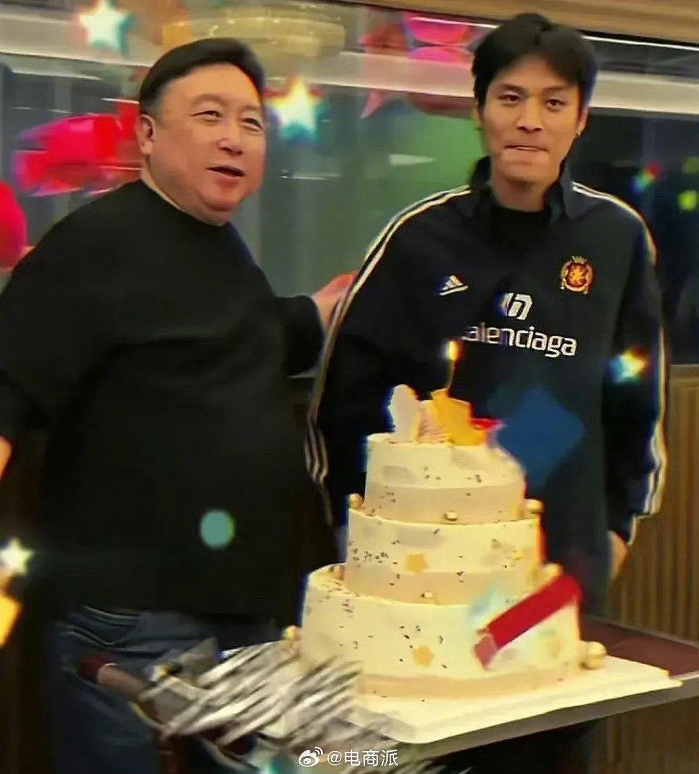 疯狂小杨哥露面疯狂小杨哥现身导演王晶生日会，看上去有点拘谨，是因为好久没有出镜