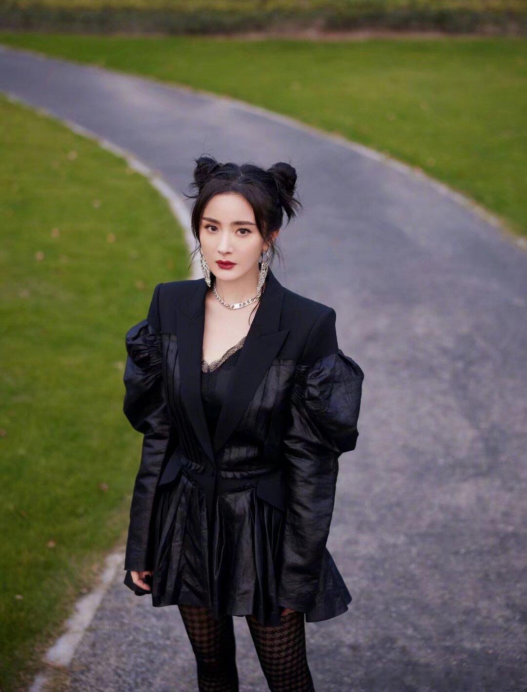 杨幂🦊杨幂宝家洁品牌全球代言人也许没办法成为大家的光，那么希望贺峻霖能够