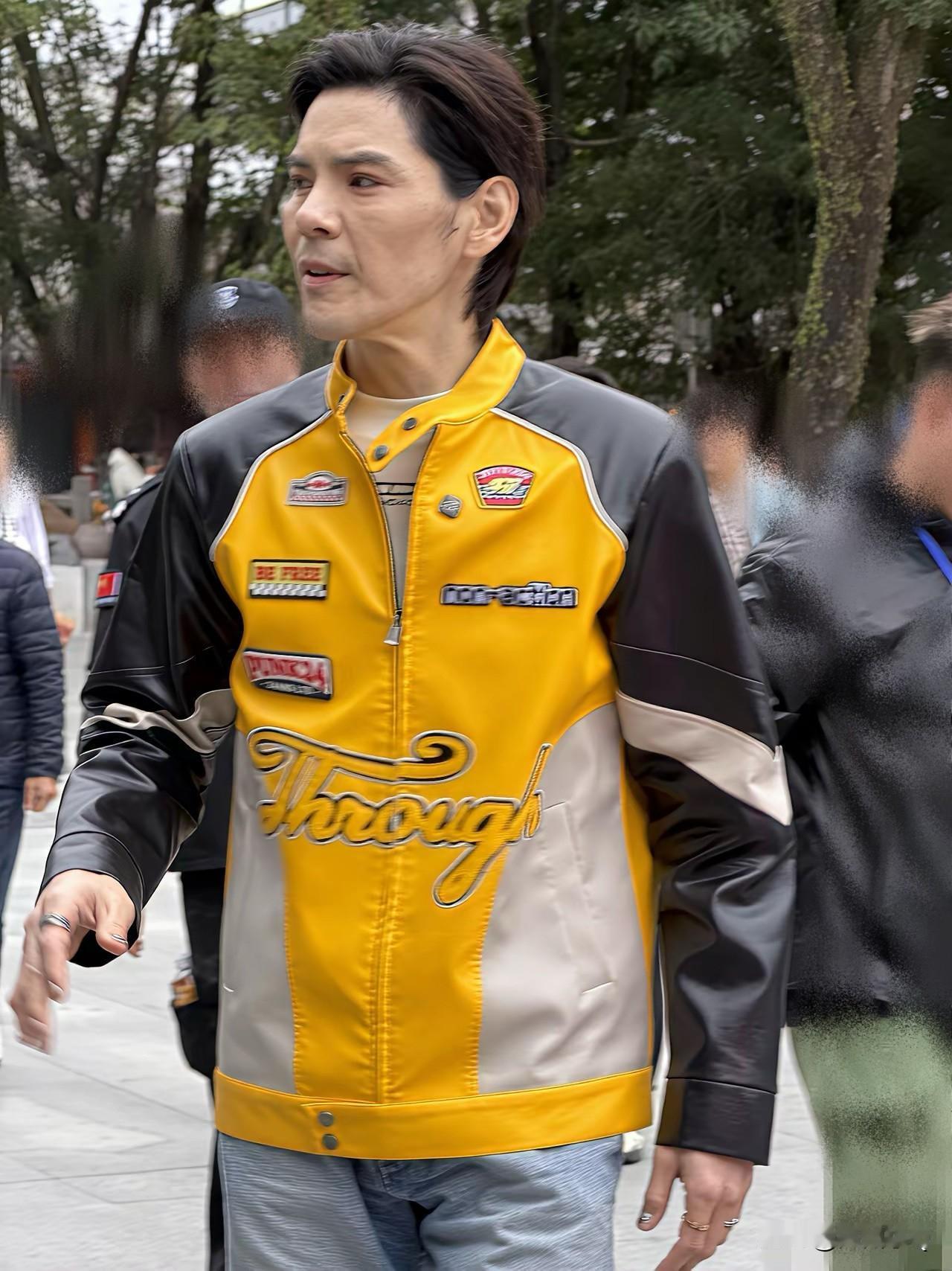 向佐难得穿着回归正常，但还是有一颗躁动不安的心，十指涂了美甲。一个大男人，涂美甲