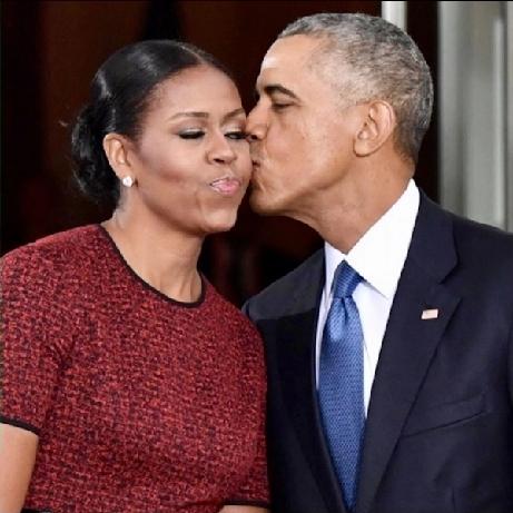 奥巴马夫妇好搞笑，亲密互动像拍一部爱情喜剧；克林顿夫妇帅哥美女，深情款款上演一