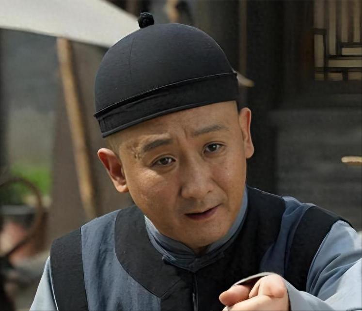 他是梁天儿子，出身北大世家是北大高材生，如今已成为父亲的骄傲。 梁天