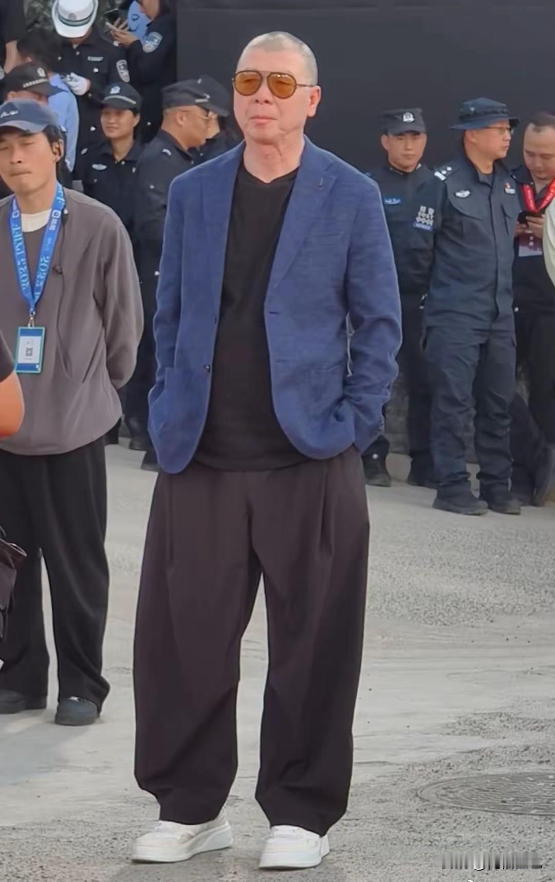 冯小刚真的是越来越潮了，他这个帅气时髦的穿搭，如果说没有高人在背后指点，我是不相