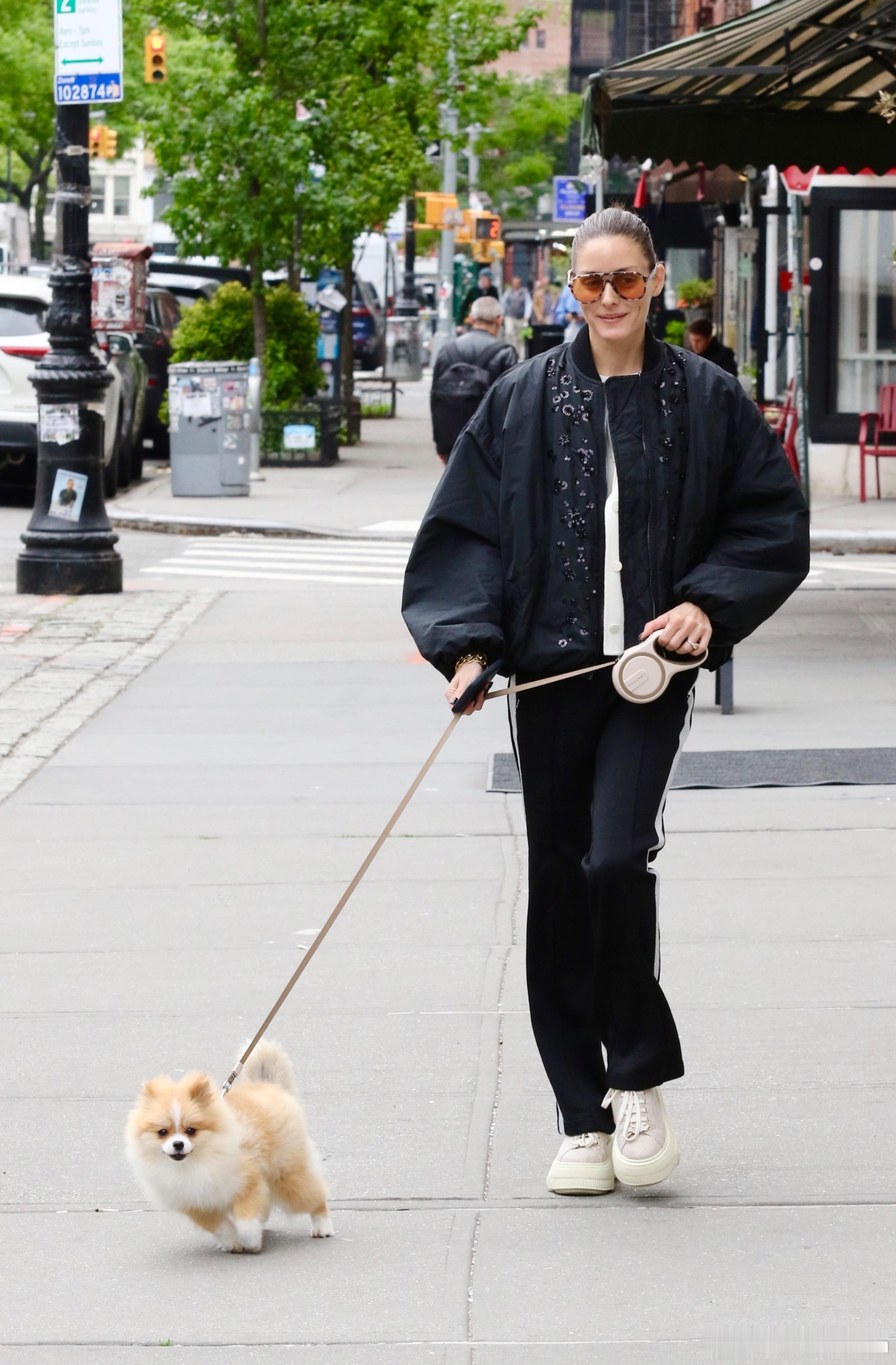 OliviaPalermo奥利维亚巴勒莫带着爱犬MissMongshell