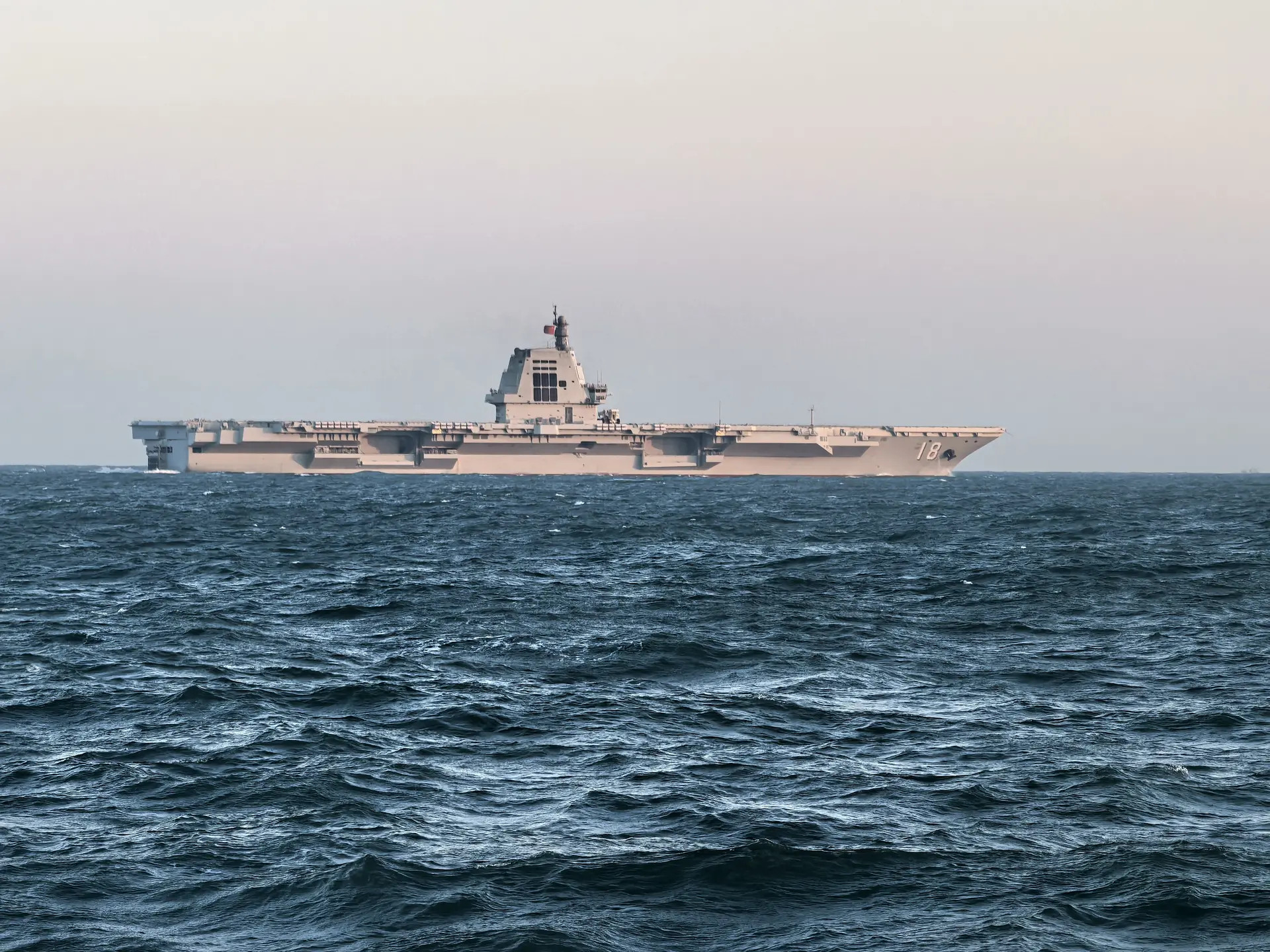 合集。刷号后的18舰在福建;来自兵器知识的J-35在福建舰。