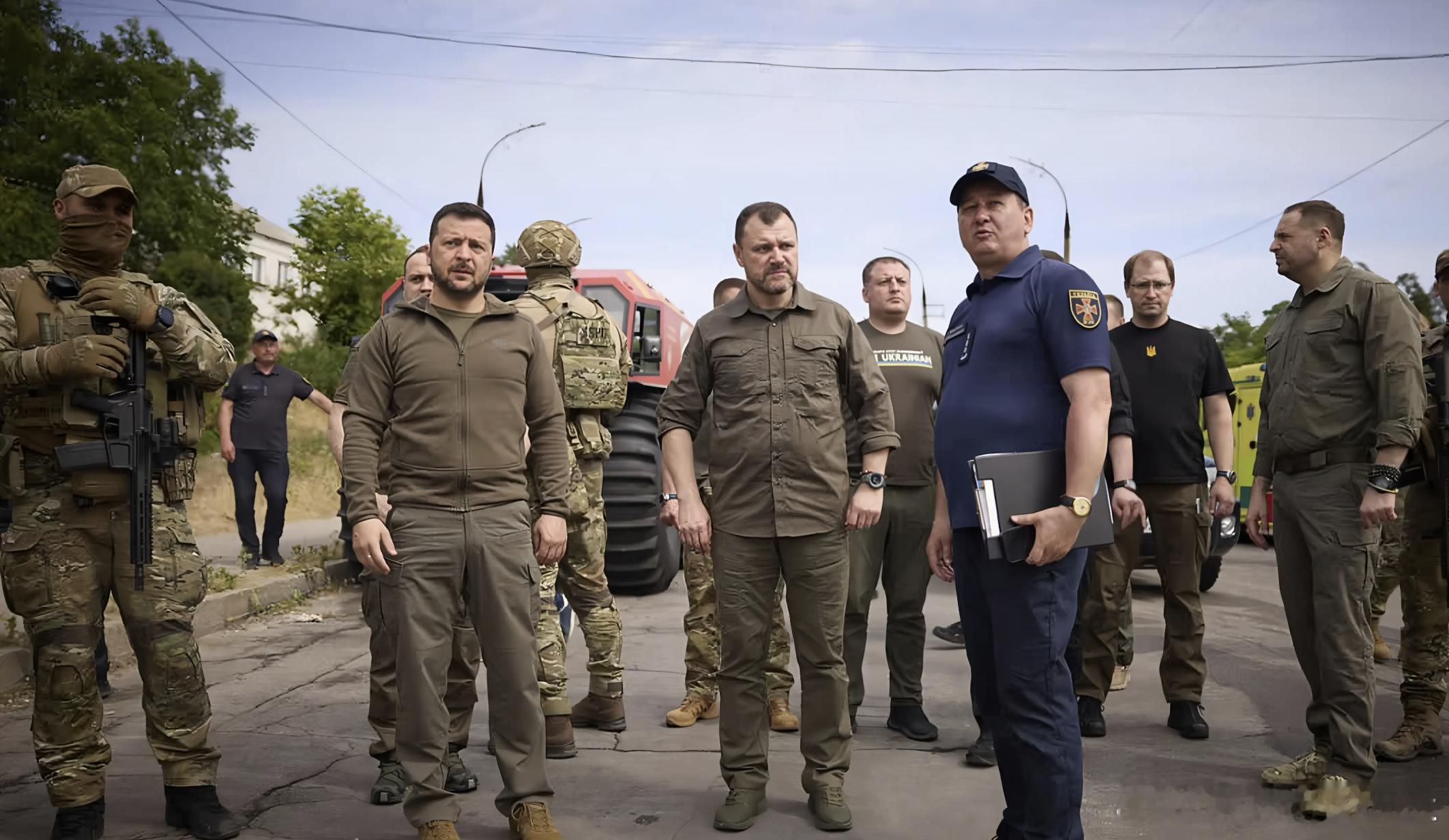 泽连斯基任命了两个高官热血军迷大本营烽火问鼎计划泽连斯基一下子任命了两个高官，