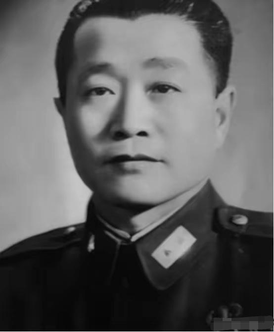 1927年，周恩来被捕，谁料，审讯他的人，竟是他的学生，他凑近周恩来，轻声说：“