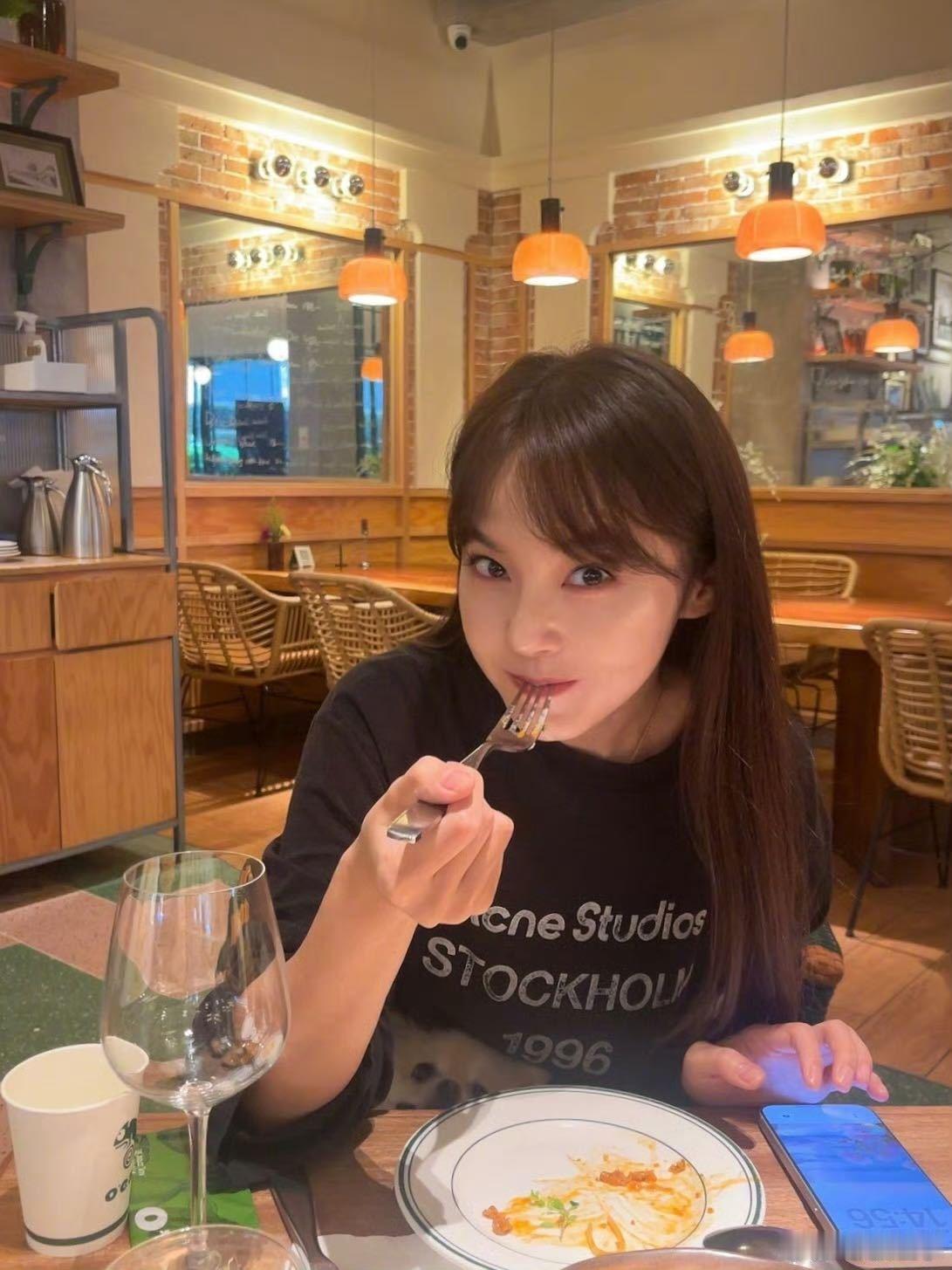 请问上哪儿可以有一个张佳宁这样的好朋友🙋‍♀️少有的女明星当中将亲和力和松弛感