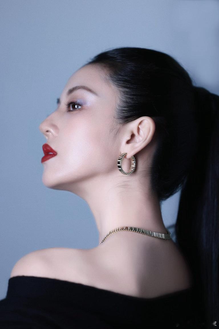 #何瑞贤野性魅惑美人##何瑞贤冷感银闪眼妆#何瑞贤野性魅惑感的秘密，就是这款冷感银闪眼妆。冷色系晕染