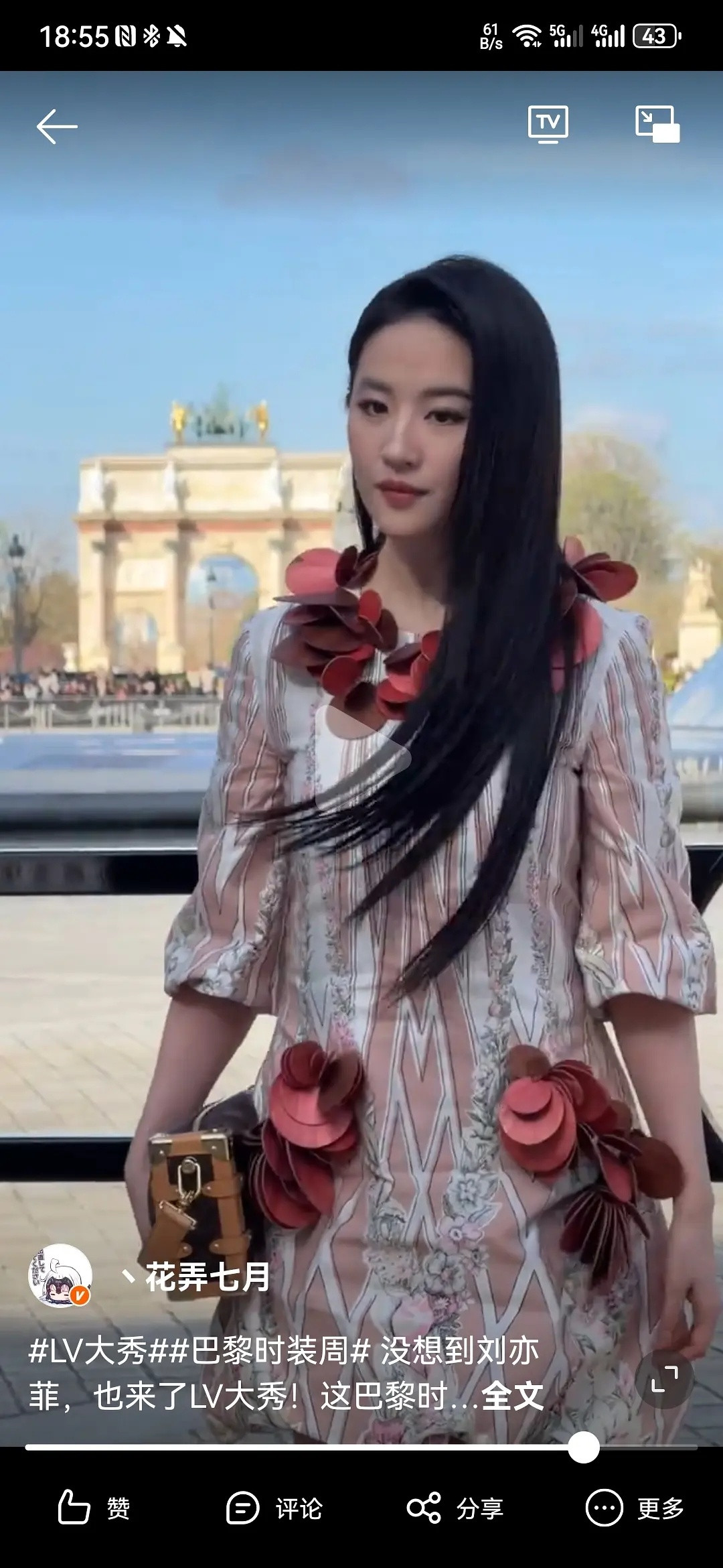 这也是精心设计过的衣服吗？连刘亦菲穿上都这样。。。