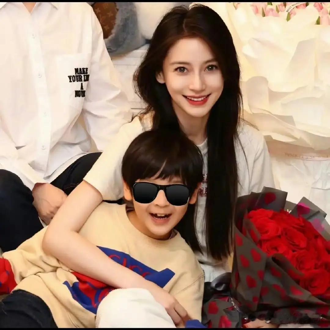 黄晓明杨颖深夜同框登热搜：离婚后首次“破冰”，这背后藏着什么样的温情？深夜的