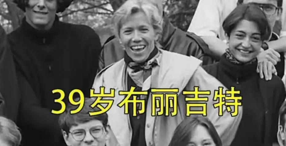 马克龙挨了老婆一巴掌其实没有什么大惊小怪的，把它当做老师训学生就可以了，别看现在