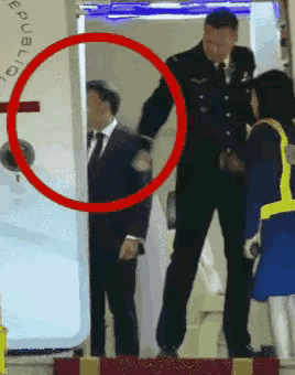 马克龙妻子布丽吉特这劲还不小啊！朝着马克龙的脸推了一把，感觉挺用力啊！马克龙