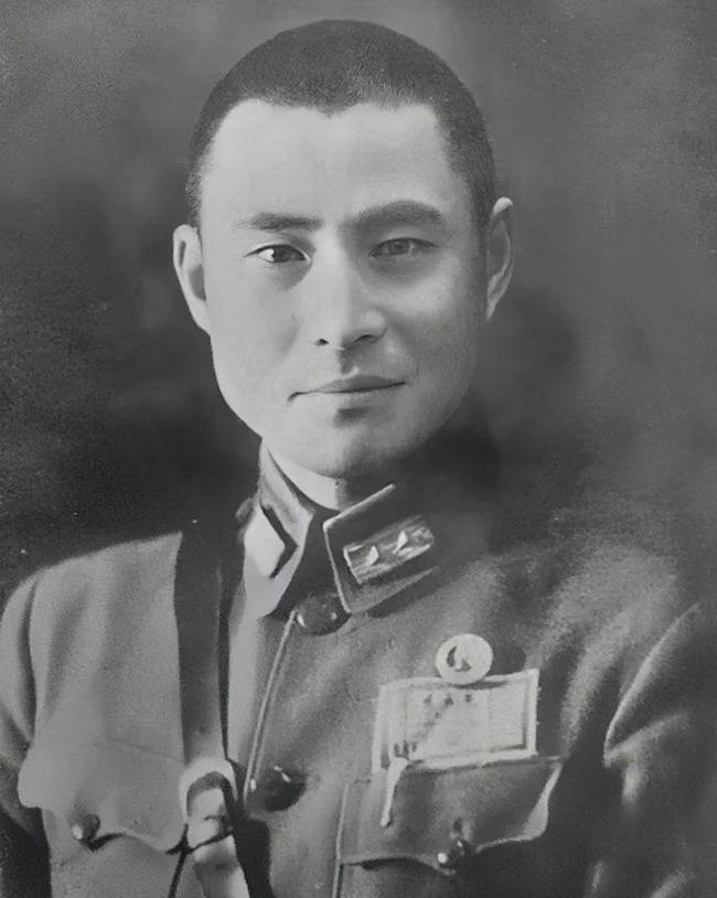 1943年，黄维见军粮发霉还掺着砂石，给何应钦的办公室寄去了一袋，何应钦大怒，派