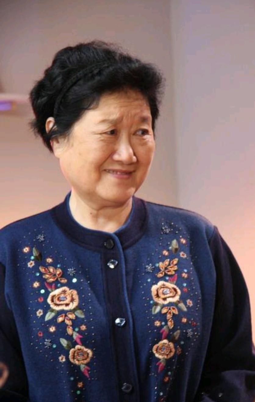 大家还记得这位女演员吗？她现年89岁，是北京人民艺术剧院资深演员。年轻时眉目
