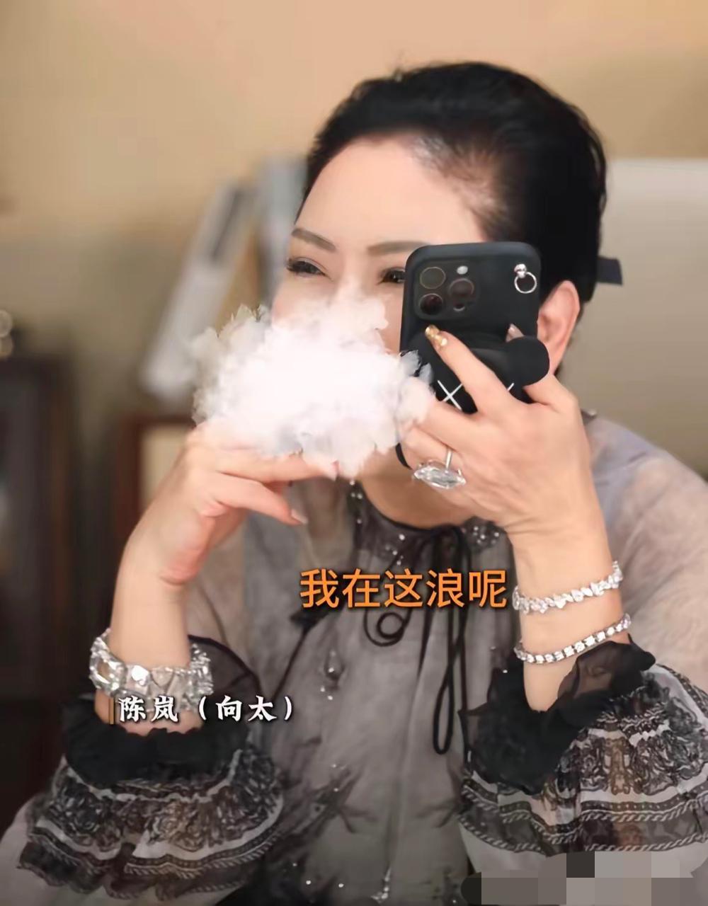 向太晒和李小冉的语音通话，把我眼泪都笑出来了，这姐怎么能这么实诚啊。