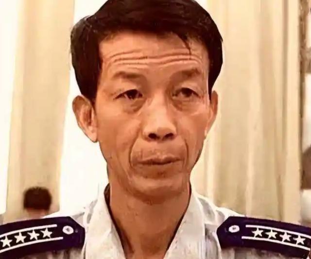 1996年，我国试飞员邹延龄出国交付飞机，当天晚宴上，一位外籍美女在他耳边轻声说