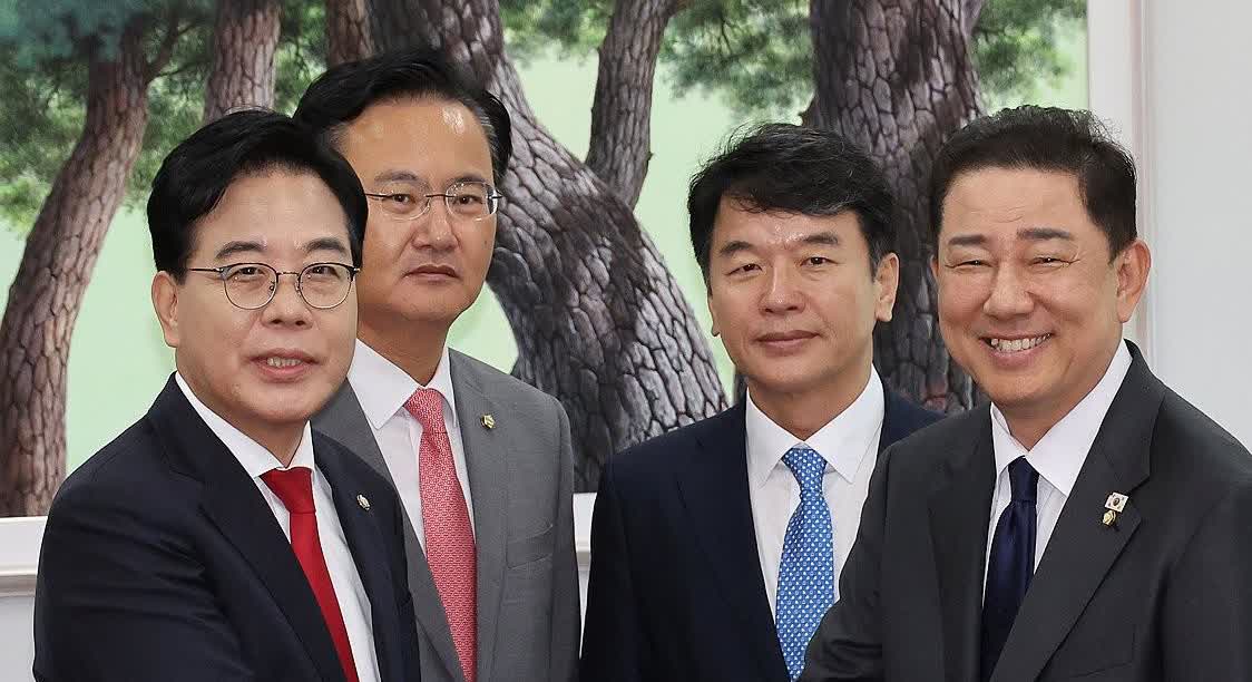 10日韩国共同民主党居然妥协了，与国民力量党就“内乱案、金建希案、士兵殉职案”三