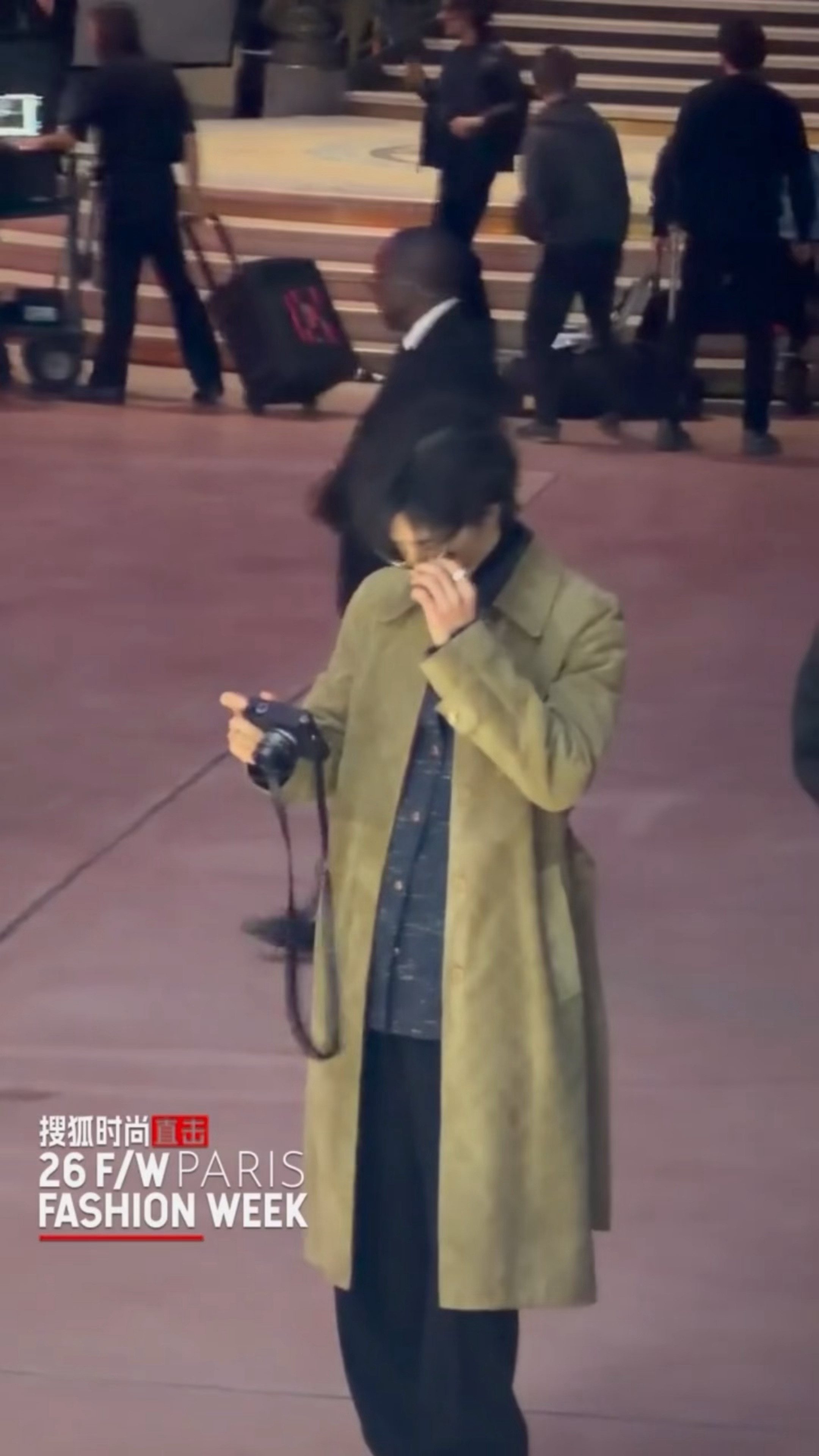 众所周知，王一博很酷和他搞笑从不冲不突王一博摘下墨镜审图王一博再帅也要摘下墨镜摘