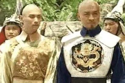 1621年，努尔哈赤秘密询问自己的堂弟阿敦，“几个儿子当中，谁可替代我？”阿敦小