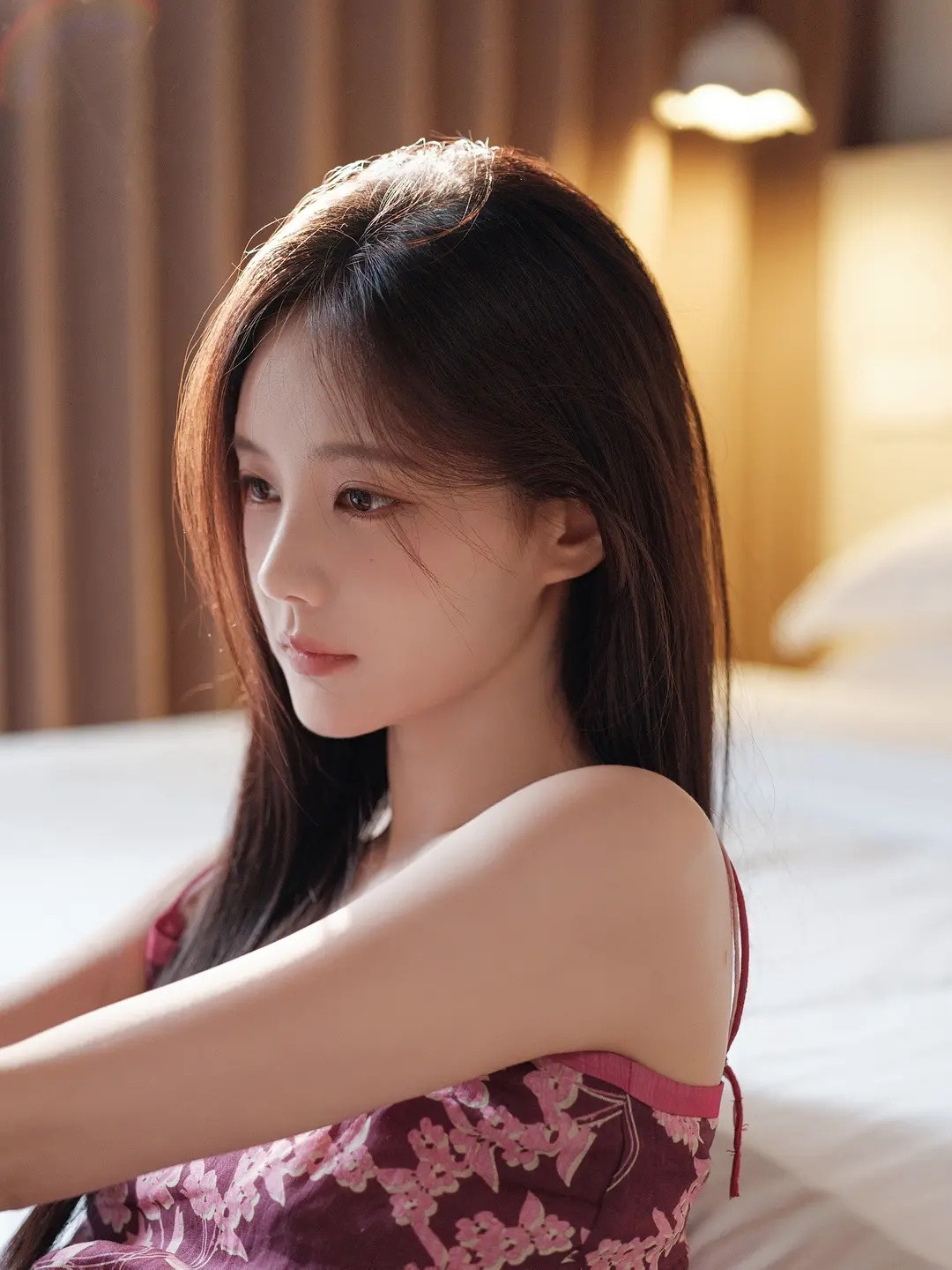 李一桐这组拍的好美，好干净温柔的女生感逆生长啊桐​​​