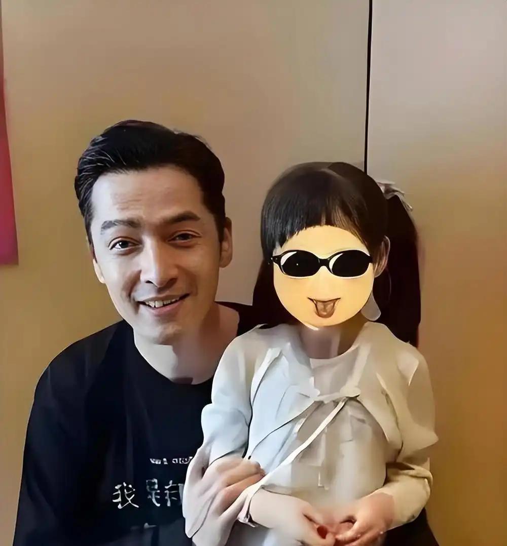 胡歌现在最开心的不是赚钱也不是陪老婆而是和女儿在一起胡歌女儿已经