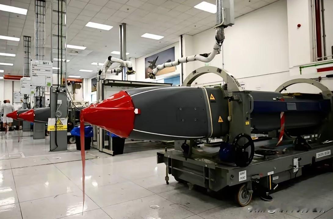 当地时间11月3日，英国再向乌克兰援助一批“风暴阴影”巡航导弹，提升乌军的远程精