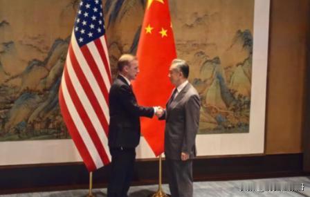 有记者采访一位新加坡华人,询问到“如果中美开战,你会支持谁”,这位新加坡人毫不犹