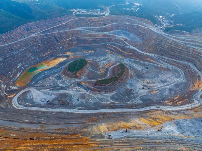 我亲家才是真正的“人间清醒”，这五年来，她的自选股里就躺着一只稀土股，干净得像退