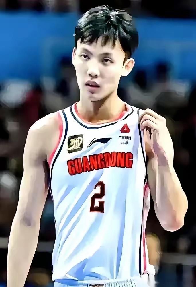 听说徐杰想请假，结果全队，从教练到老总再到董事长，在更衣室来了场“民主投票”，直