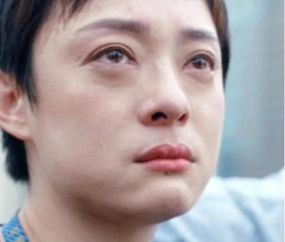 在2002年，孙俪慷慨地资助了一位贫困生，并帮助他支付学费并提供每月500元的生