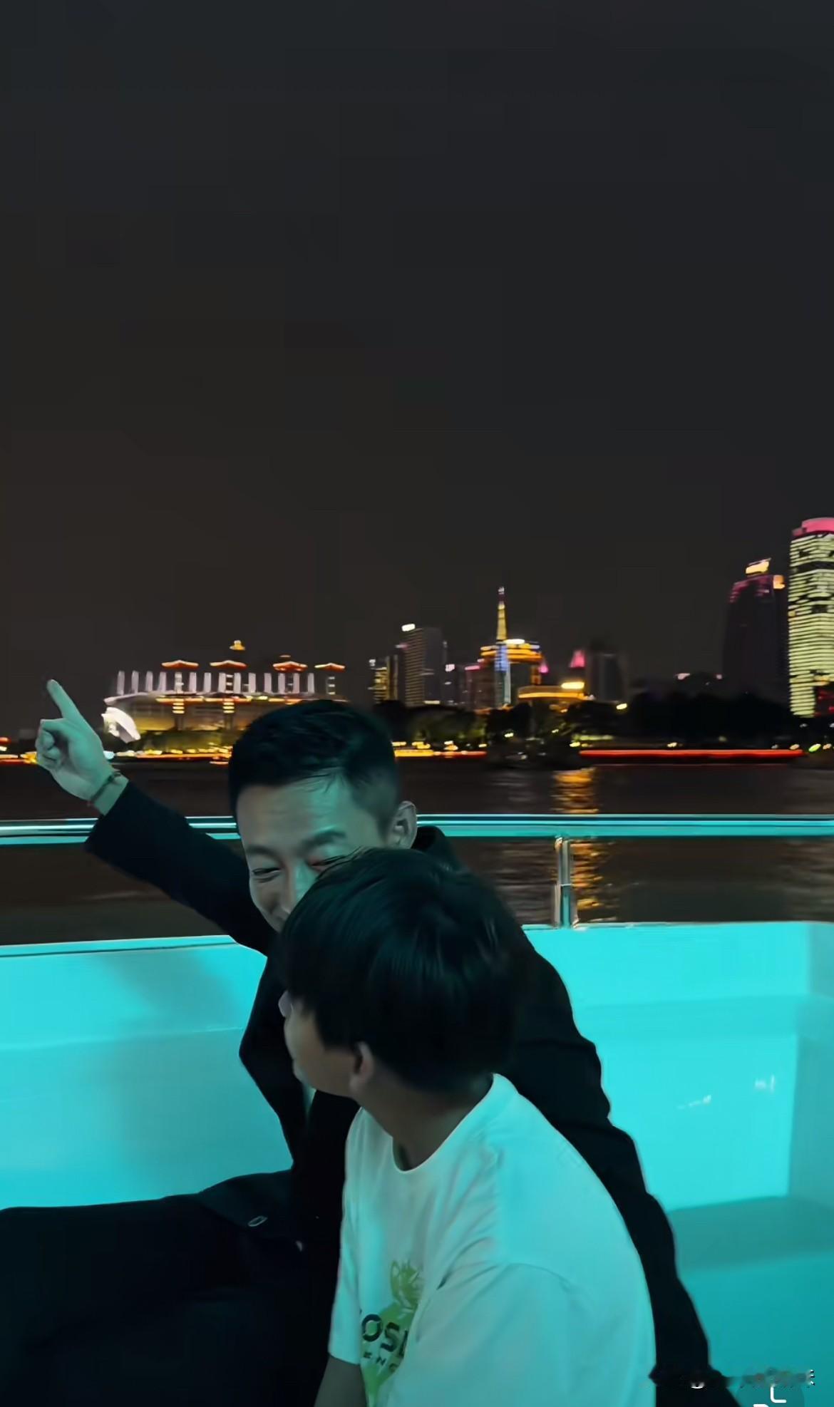 父子俩单独活动！汪总带二宝去广州出差[吐舌头眯眼睛笑]太太筱梅陪玥儿和小宝在湾湾宜兰度假