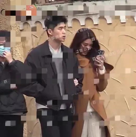 杨采钰藏不住了！5月24日，有狗仔拍到杨采钰挺着怀孕的大肚子和男友逛街，俩人手